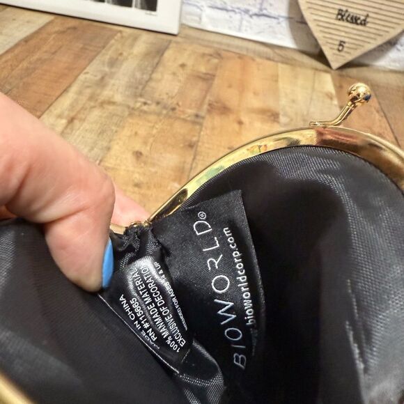 Bioworld
Harry Potter Hedwig Letter to Hogwarts Kiss Lock Coin Pouch - Picture 8 of 9